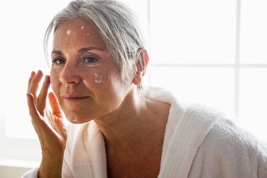 Nanošenje kreme protiv starenja za vlaženje i ishranu kože lica